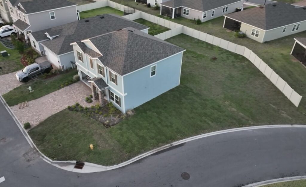Freshly maintained Jacksonville lawn by TurfTide